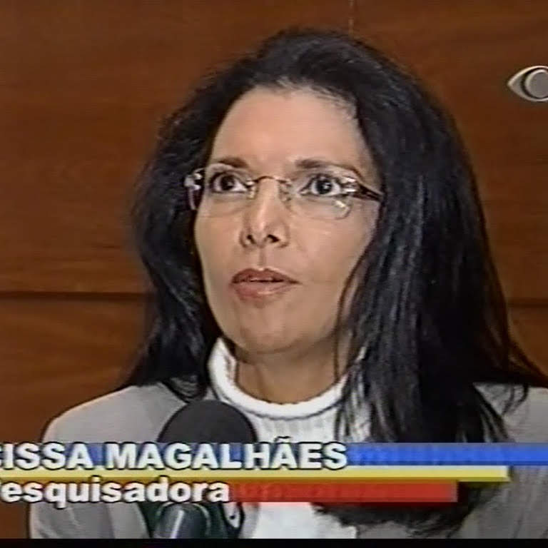 Dra. Cyssa Magalhães entrevistada na televisão, identificada na tela como pesquisadora